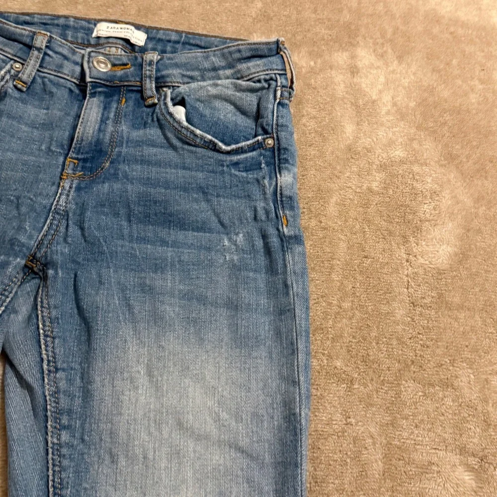 Zara Woman Premium Denim Skinny Jeans Blue Distressed Raw Hem Size 2